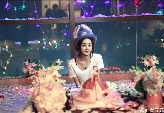 赵丽颖庆29岁生日 房间豪华遍地铺满花瓣