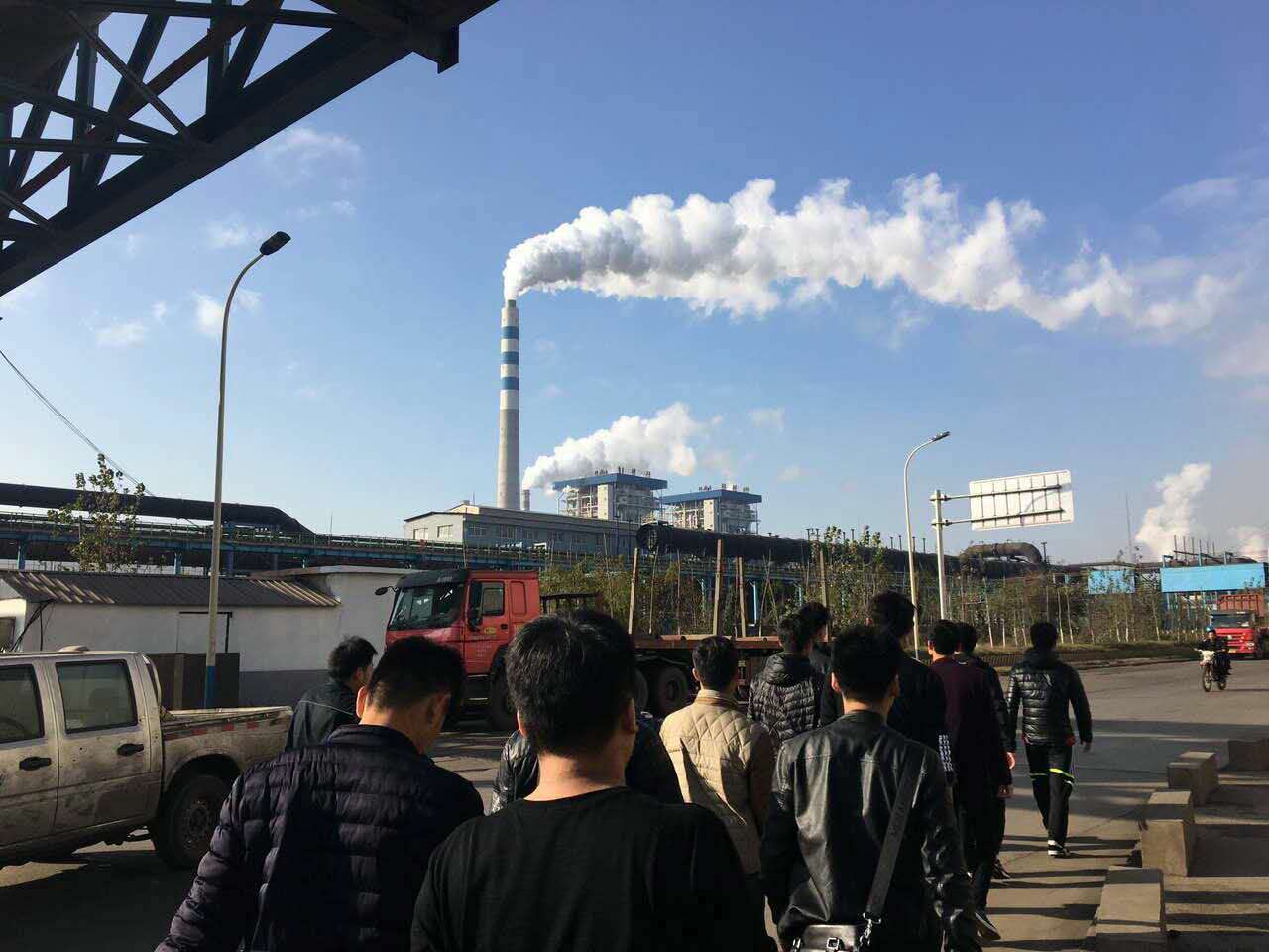 新报道的的学生正在参观日钢集团厂区