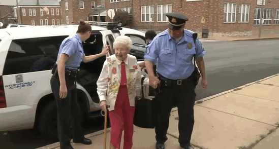 102岁老奶奶希望被逮捕，警察蜀黍帮她实现愿望